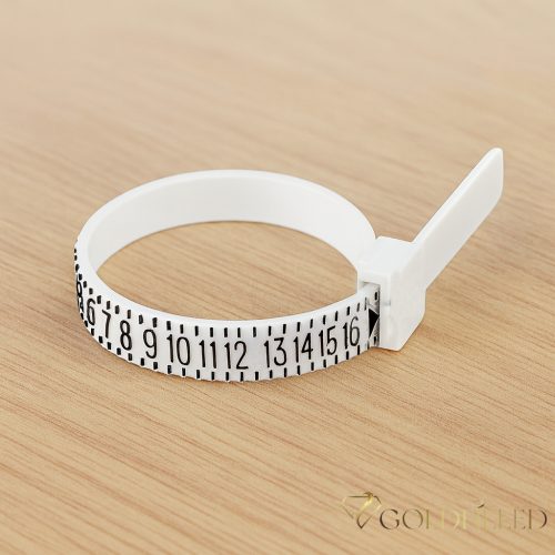 Nástroj na meranie veľkosti prsteňa (Ring sizer) Toto je nastaviteľný plastový merač prsteňa, pomocou ktorého je možné presne zmerať obvod prsta pri kúpe prsteňa.